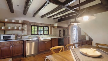 Jääkaappi, mikroaaltouuni, astianpesukone, kahvin-/teenkeitin