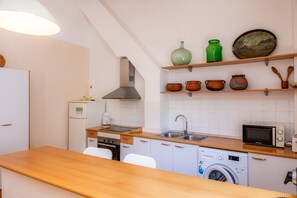 Fridge, microwave, oven, stovetop - Apartment 'Can Claret' with Balcony, Wi-Fi and Air Conditioning (Felanitx)