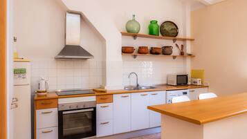 Køleskab, mikrobølgeovn, ovn, kogeplade