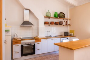 Fridge, microwave, oven, stovetop - Apartment 'Can Claret' with Balcony, Wi-Fi and Air Conditioning (Felanitx)