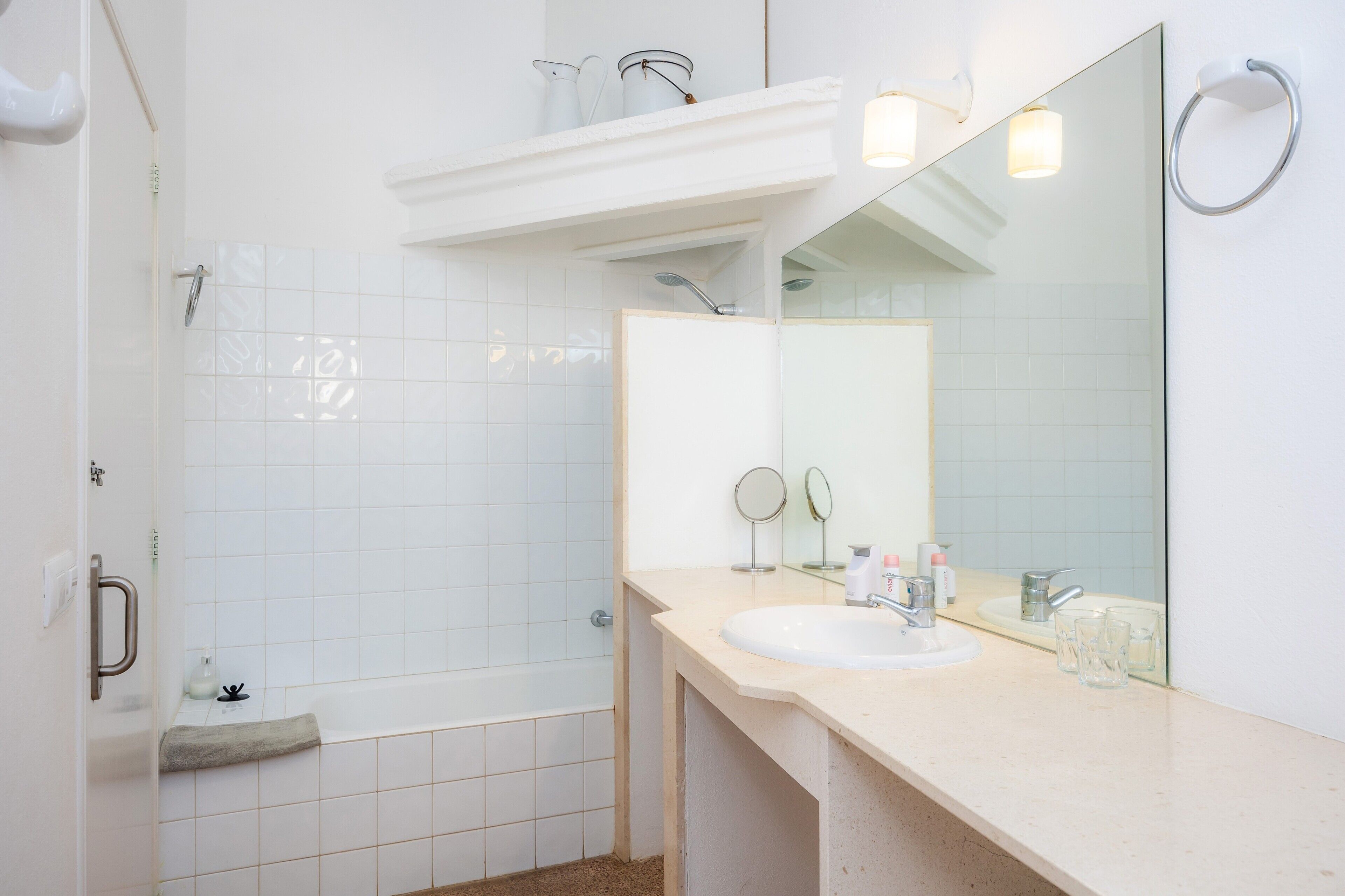 シャワー、ヘアドライヤー、タオル