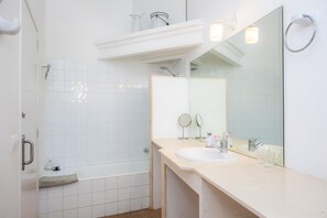 Regadera, secadora de cabello, toallas 