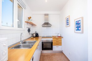 Fridge, microwave, oven, stovetop - Apartment 'Can Manuel' with Wi-Fi and Air Conditioning (Felanitx)