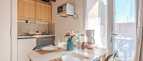 Fridge, microwave, stovetop, coffee/tea maker