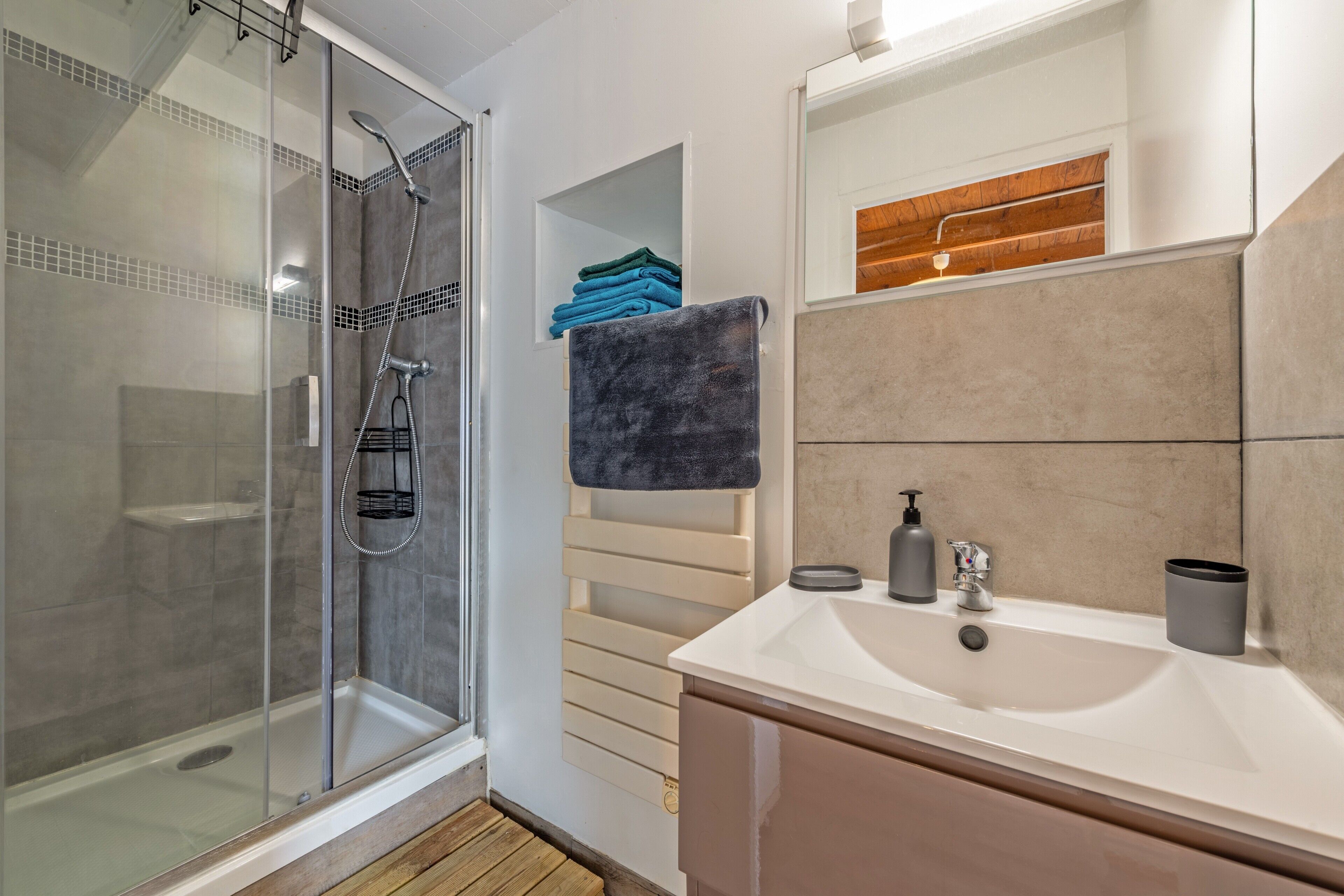 Een douche, een haardroger, handdoeken