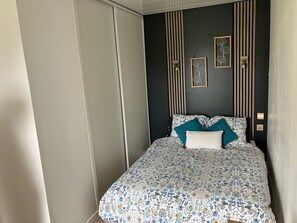 1 slaapkamer, een strijkplank/strijkijzer, gratis wifi, beddengoed