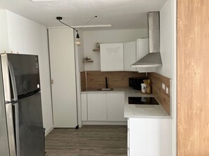 Een koelkast, een microgolfoven, een oven, een kookplaat