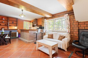 Una televisión, una mesa de tenis de mesa