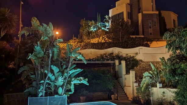 A swimming pool with a geometric pattern, surrounded by tropical plants and a modern building in the background. - Casa del Golf – 15-min walk to the beach, mountain view, private pool, Wi-Fi (Málaga)