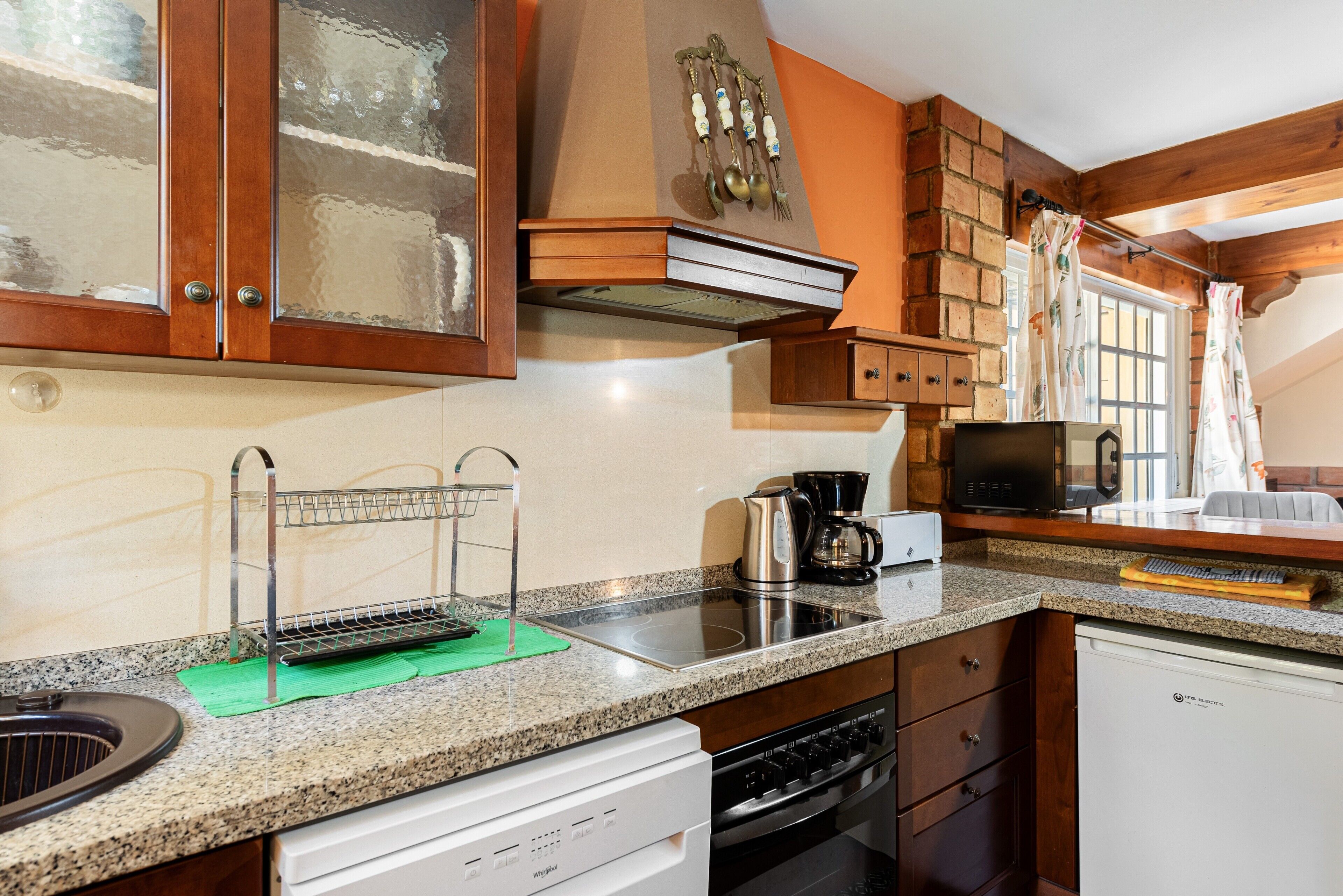 冷蔵庫、電子レンジ、オーブン、コンロ