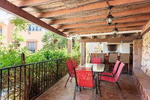 Outdoor dining - Holiday Home 'Casa Del Golf - 10 Minutes on Foot' with Mountain View, Private Pool and Wi-Fi (Málaga)