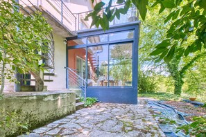 Exterior detail - Apartment La Montagne with Veranda – Relaxing Stay and Creative Activities (Allemans)