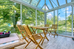 Dining - Apartment La Montagne with Veranda – Relaxing Stay and Creative Activities (Allemans)