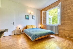 2 bedrooms, iron/ironing board, free WiFi, bed sheets - Apartment La Montagne with Veranda – Relaxing Stay and Creative Activities (Allemans)