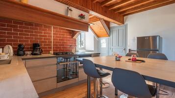 KĂŒhlschrank, Mikrowelle, Ofen, Herdplatte