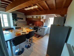 Frigorífico, microondas, horno y placa de cocina