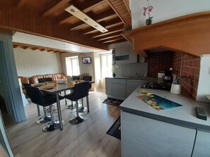 Frigorífico, microondas, horno y placa de cocina