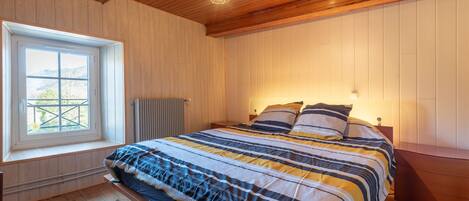 3 bedrooms, iron/ironing board, free WiFi, bed sheets