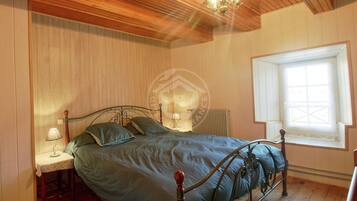 3 bedrooms, iron/ironing board, free WiFi, bed sheets