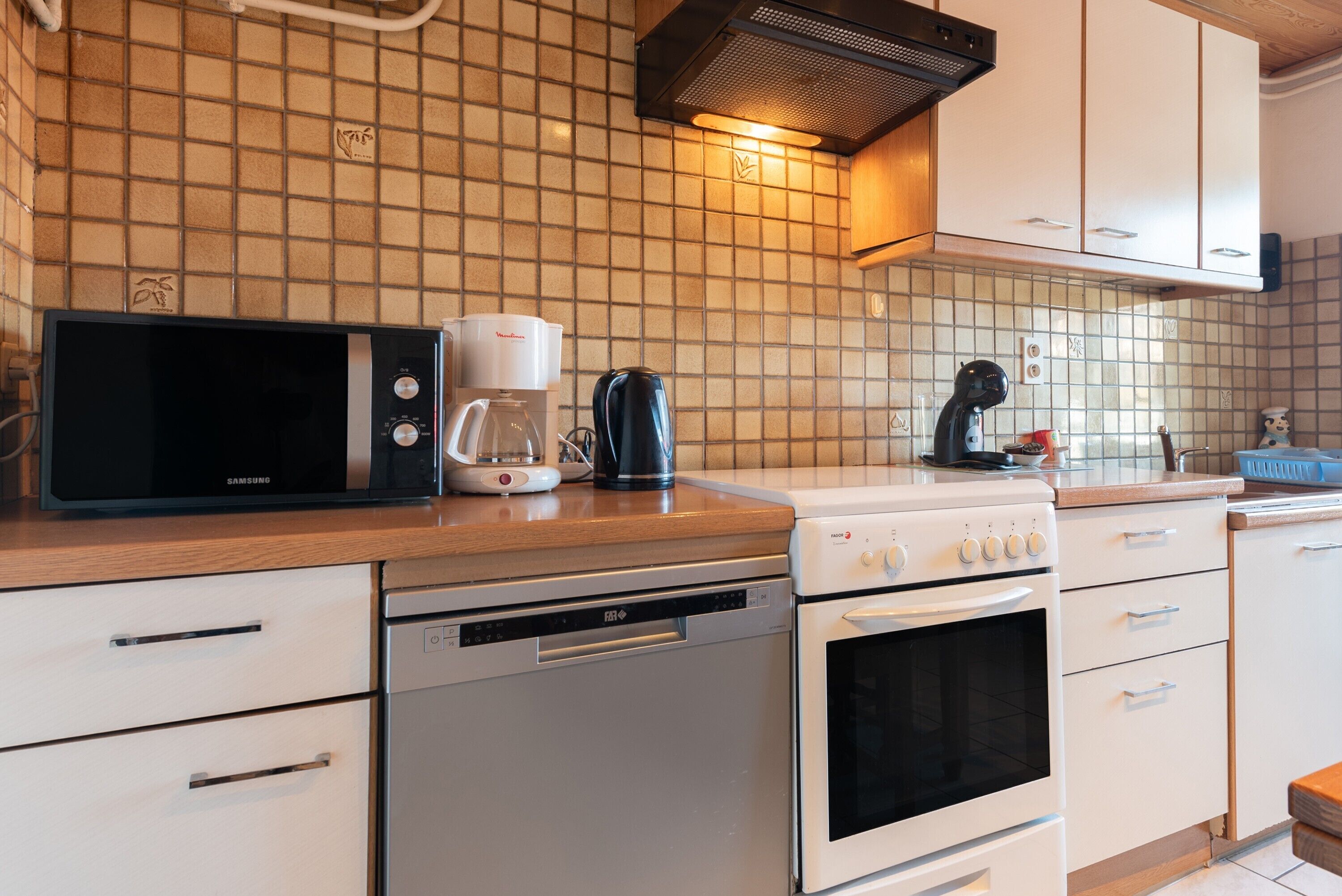 Een koelkast, een microgolfoven, een oven, een kookplaat