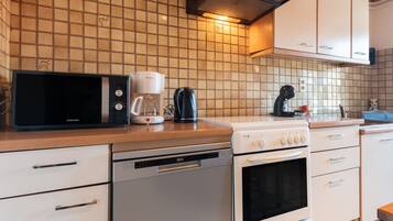 Een koelkast, een microgolfoven, een oven, een kookplaat