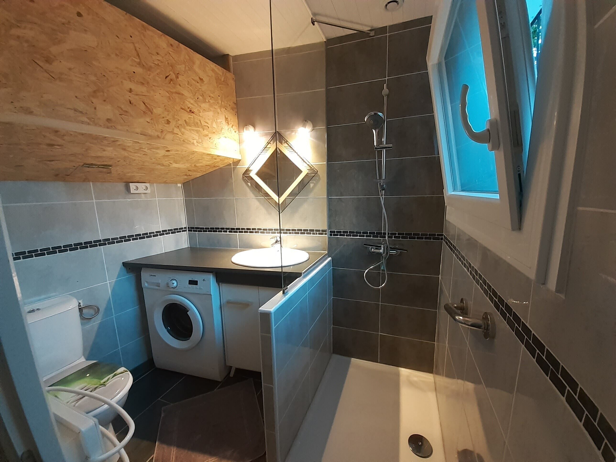 Douche, sèche-cheveux, serviettes fournies