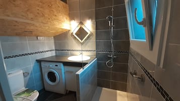 Douche, sèche-cheveux, serviettes fournies