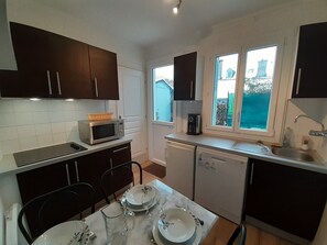 Refrigerador, microondas, horno, placa de cocina