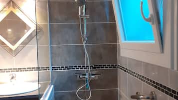 Shower, hair dryer, towels