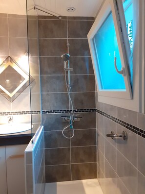 Douche, sĂšche-cheveux, serviettes fournies