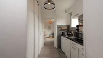 Kühlschrank, Mikrowelle, Herdplatte, Wasserkocher mit Kaffee-/Teezubehör