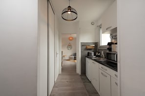 Kjøleskap, mikrobølgeovn, kokeplater og kaffetrakter/tekoker