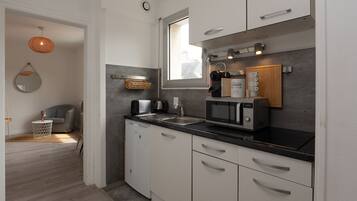 Fridge, microwave, stovetop, coffee/tea maker