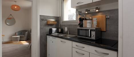 Køleskab, mikrobølgeovn, kogeplade, kaffe-/temaskine