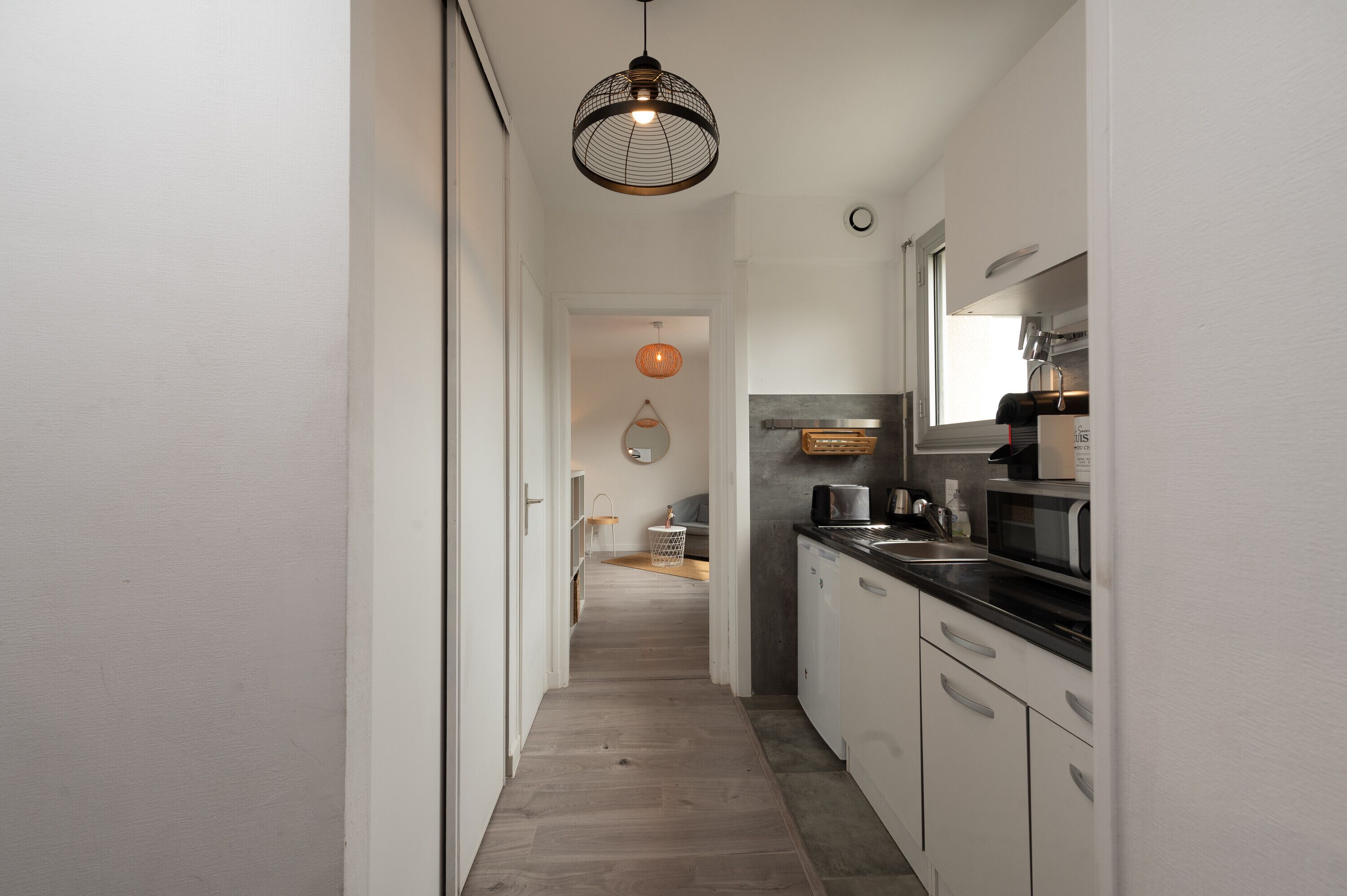 冷蔵庫、電子レンジ、コンロ、コーヒー / ティーメーカー