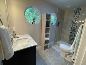 Een douche, een haardroger, handdoeken, zeep