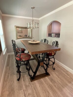 Dining - Delightful 4-bedroom house in Coldspring with AC, WiFi (Coldspring)