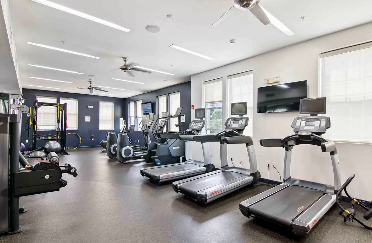 Beautiful 2Br steps from LIRR