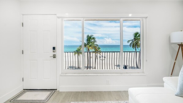 Interior - Furnished Beachfront Condo, Ocean Views, on the Hollywood Broadwalk! (Hollywood)