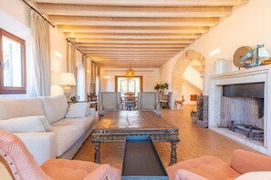 TV, fireplace, ping pong - SON CATXO - Villa with private pool in Búger. Free Wifi. (Búger)