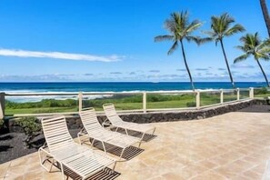 Terrace/patio - Exceptional Kona Reef Condo: Full AC & Oceanfront (Kailua-Kona)