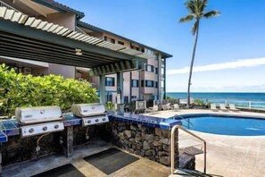 Outdoor spa tub - Exceptional Kona Reef Condo: Full AC & Oceanfront (Kailua-Kona)