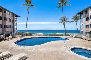 Utendørsbasseng og et oppvarmet basseng