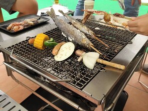 Ein Grill mit Meeresfrüchten und Gemüse, das zubereitet wird.