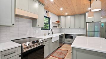 Jääkaappi, mikroaaltouuni, uuni, liesi