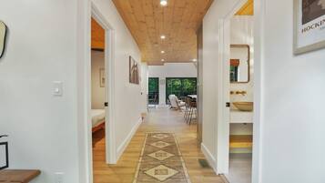 3 makuuhuonetta, silitysrauta/-lauta, ilmainen Wi-Fi, vuodevaatteet