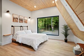 3 bedrooms, iron/ironing board, free WiFi, bed sheets - The Redhawk | Hocking Hills (Logan)