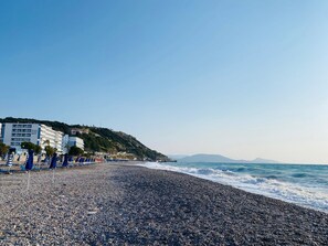 ビーチの近く、サンラウンジャー