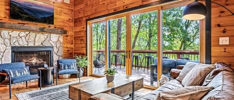 TV connectée, cheminée, jeux vidéo, baby-foot