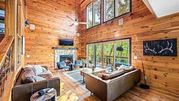 Älytelevisio, takka, videopelejä, pöytäjalkapallopöytä